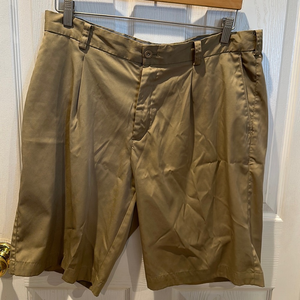 Nike golf tour performance Dri-Fit tan/khaki shorts size 34